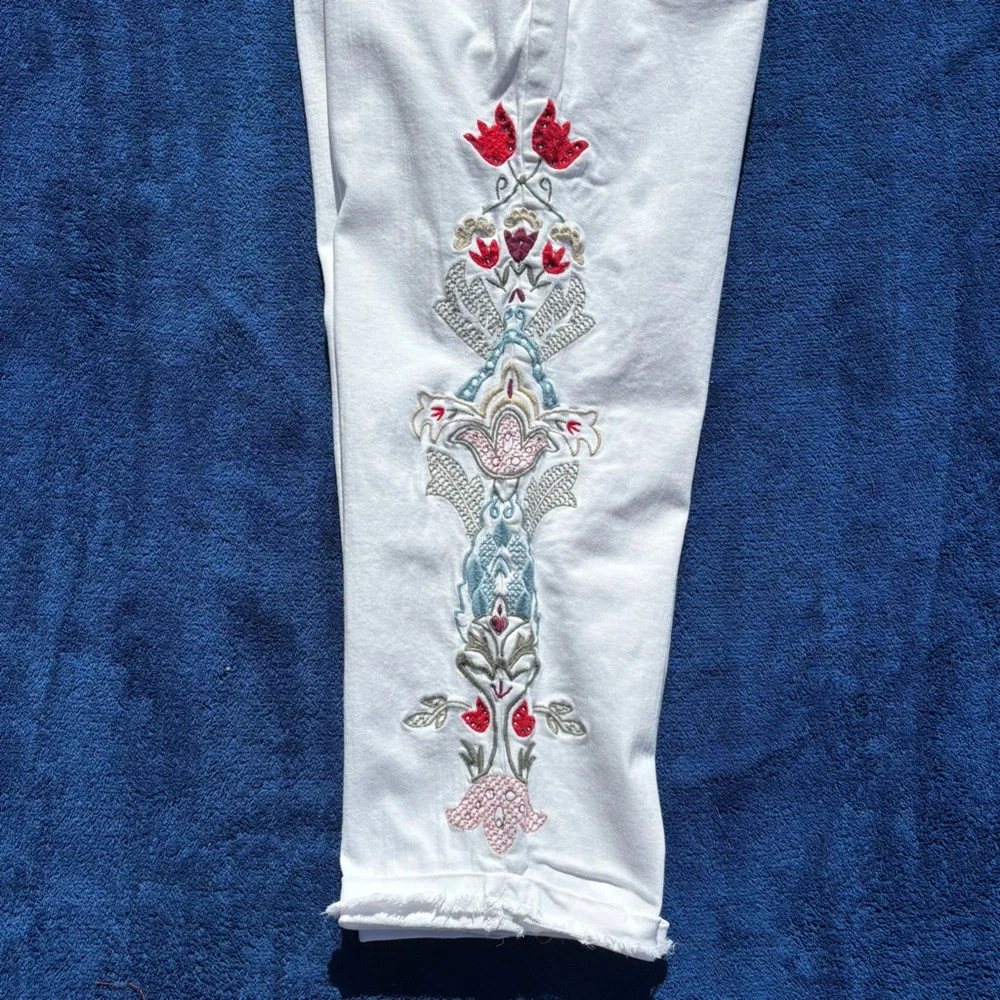 Nine West Jeans White Embroidered Chrystie Capri Women’s Size 14 💥Host Pick💥 - Picture 8 of 15
